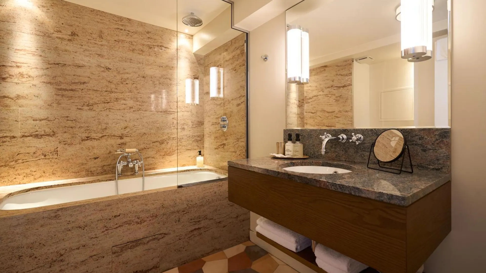****  פריז Hotel Du Sentier צרפת